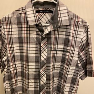 SEAN JOHN MED SHORT SLEEVE SHIRT.